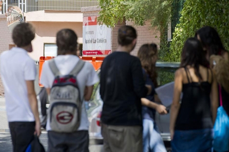 Alumnos acuden al instituto pblico madrileo Isabel La Catlica.| Gonzalo Arroyo