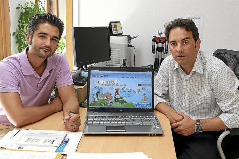 Héctor Ramos y Pau Nadal de la empresa C3PO con la pantalla de la recién lanzada plataforma elsherpa.com | Pep Vicens