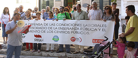 Concentracin de docentes en Palencia, ante el Insituto Jorge Manrique. | M. Brgimo