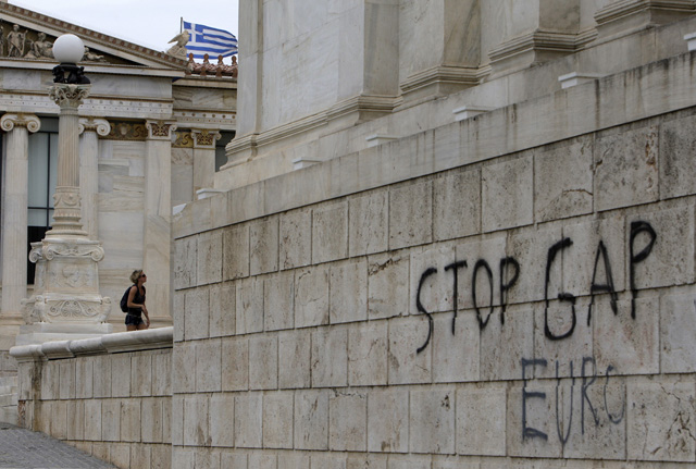 Una pintada contra los recortes en la Academia de Atenas. | AP