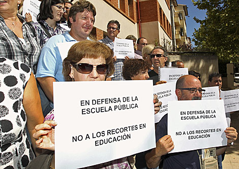 Protesta de profesores en la Direccin Provincial de Educacin de Teruel. | Efe