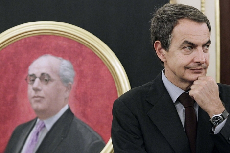 Zapatero, junto al retrato de Azaa, en el homenaje a ste y a Surez. | Efe
