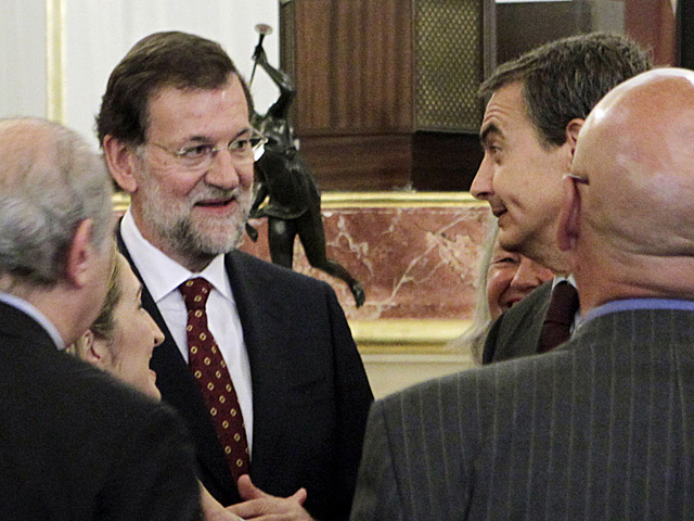 Zapatero y Rajoy conversan tras el acto de homenaje a Azaa y a Surez en el Congreso. | Efe