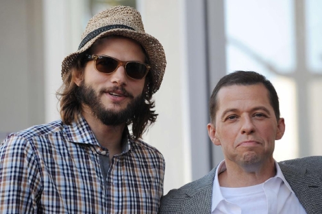 Jon Cryer y Ashton Kutcher, nuevos protagonistas de 'Dos hombres y medio'. (Foto: AFP)