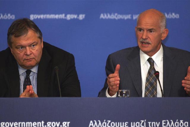 El ministro de Finanzas heleno, E. Venizelos, y el primer ministro, Y.Papandreu. | Efe