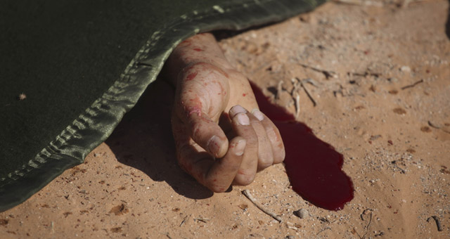 Un rebelde muerto cerca de Sabha por la cada de un cohete de las fuerzas de Gadafi. | AP