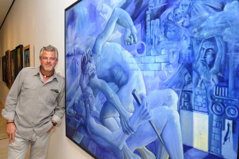 El artista Andrs Mrida junto a una de sus obras. | N. Alcal