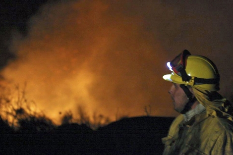 Un bombero observa las llamas en La Bouza (Salamanca) | Efe