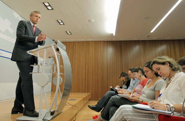 El conselleiro de Presidencia, Alfonso Rueda, en rueda de prensa. | Efe