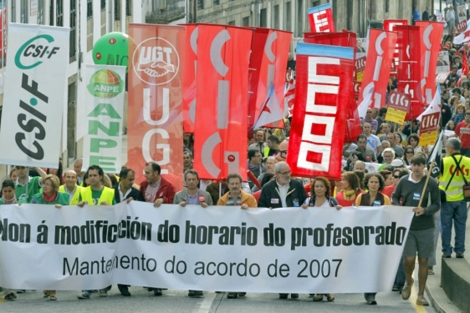 Miles de profesores se manifestaron este mircoles en Santiago. | Efe