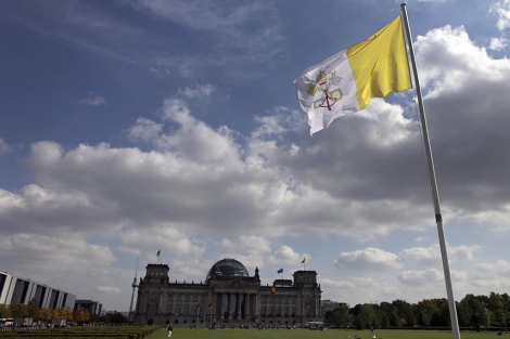 La bandera del Vaticano ondea ante el Reichstag, donde hablar el Papa. | Efe |
