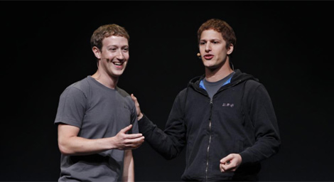 Mark Zuckerberg, junto a Andy Samberg, quien le parodió durante la presentación. | Ap