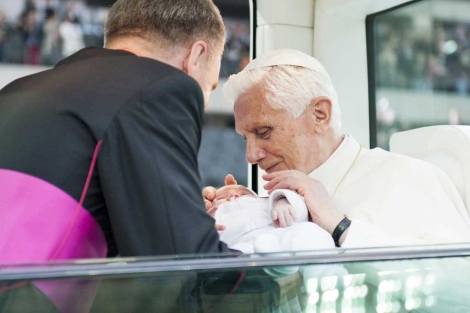 El Papa bendice a un beb antes de la misa que ofici en Berln. | Efe