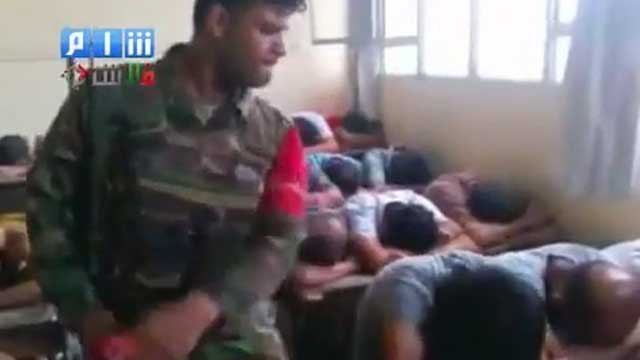 Un soldado golpea a varios estudiantes en Siria. | Efe