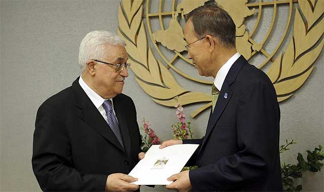 Abu Mazen entrega la solicitud al secretario general de la ONU, Ban Ki-moon.| Efe