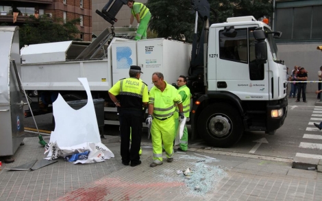 Operarios retiran los restos de cristales resultantes del accidente. | Christian Maury