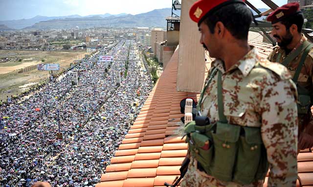 Soldados desertores yemenes observan a miles de opositores que se manifiestan en San. | Efe