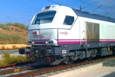 Locomotora de un tren de largo recorrido de Renfe. | Foto: Gabriel Morales