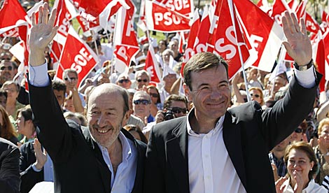 Rubalcaba saluda junto al lder de los socialistas madrileos, Toms Gmez. | Efe