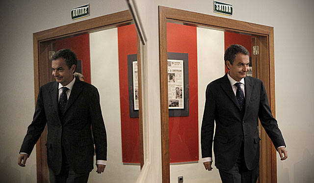 El presidente del Gobierno, Jos Luis Rodrguez Zapatero, a la entrada de la sala de prensa de Moncloa. | Alberto Di Lolli