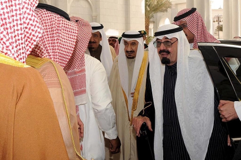 El rey saud, Abdul, junto a su squito en Riad. | Afp