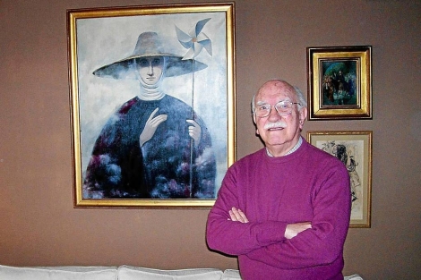 Manuel de las Casas junto a una de sus obras.