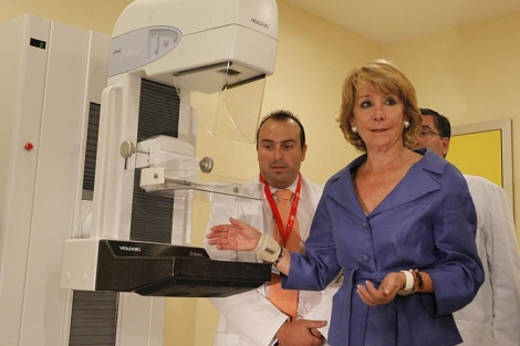 Aguirre, durante su reciente visita al hospital de Torrejn. (EM)