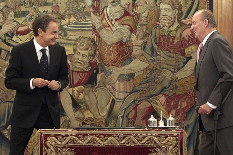 Zapatero y el Rey, en la firma de la reforma de la Carta Magna. | Efe