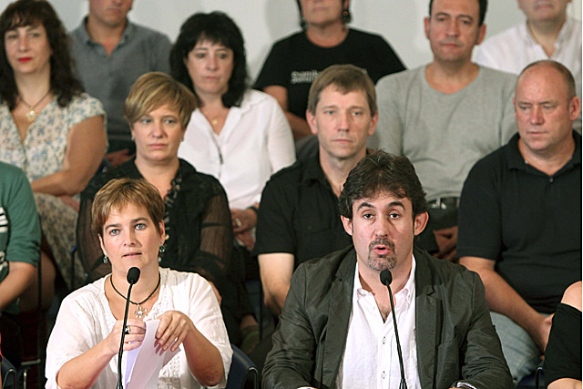 Los miembros de Bildu y Aralar, durante la rueda de prensa. | Efe