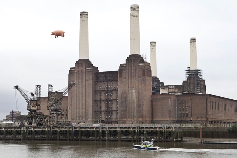El cerdo 'volador' de 'Animals', empleado en la campaa promocional de Pink Floyd. | Ap