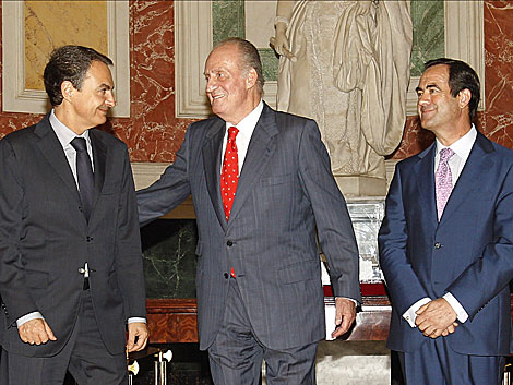 Zapatero, el Rey y Bono, antes del almuerzo en el Congreso. | Efe/Ballesteros