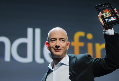 Jeff Bezos muestra el Kindle Fire durante la presentación. | Afp
