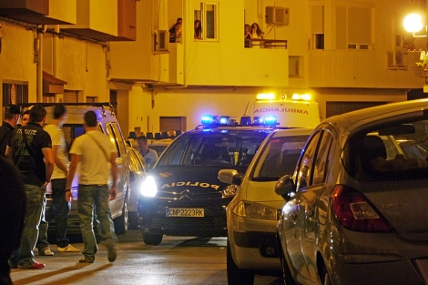 Efectivos policiales y sanitarios, junto al domicilio de las víctimas. | Manuel Cuevas