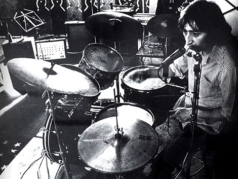 Silvio tocando la batería a finales de los 70. | Del libro: 'Vengo buscando pelea'