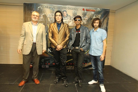 Los dos protagonistas, en el centro, durante la presentación del musical en Castellón. | Torres