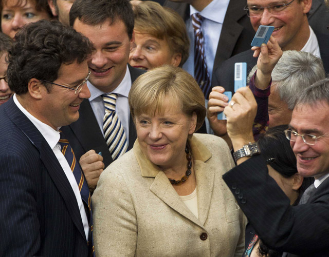 Merkel sonríe tras la votación. | AP