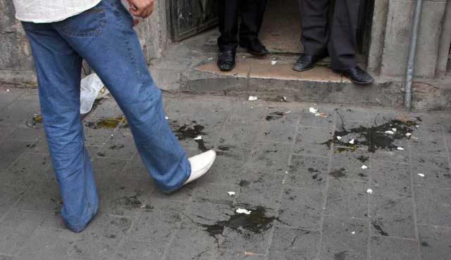 Huevos en el suelo frente a la oficina del opositor Hassan Abdelazim en Damasco. | Ap