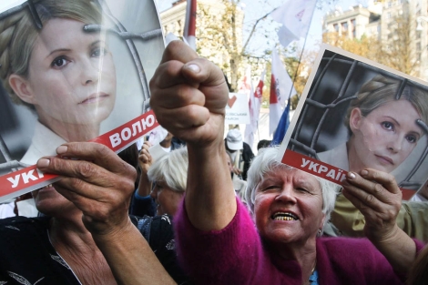 Simpatizantes de Timoshenko se manifiestan cerca de los juzgados de Kiev. | Efe