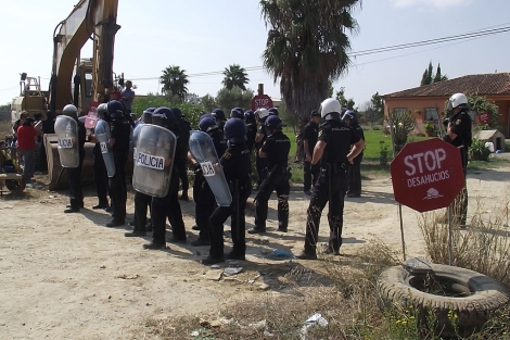Agentes antidisturbios de la Polica Nacional, instantes antes de intervenir.