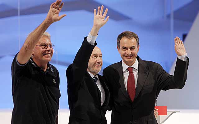 Gonzlez, Rubalcaba y Zapatero saludan tras el discurso final de Zapatero. | Alberto Di Lolli