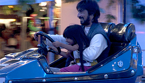 Padre e hija, en los coches de choque. | Fotograma de la película