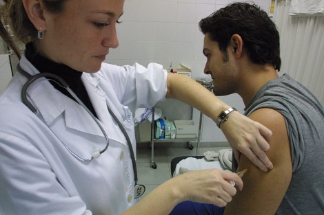Una enfermera inyecta la vacuna a un adulto expuesto a sarampin. | Encarni Salas