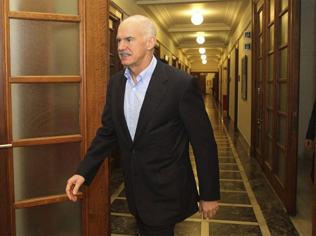 El primer ministro griego, Yorgos Papandreu, a su llegada llega al consejo de Ministros en Atenas. | Efe