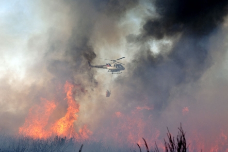 Uno de los helicpteros que trabajaba este sbado en un incendio en Ourense. | Efe