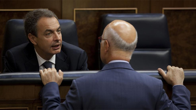 Zapatero conversa con Duran en el Congreso. | Ap
