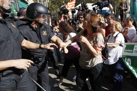 Se han vivido algunos momentos de tensin entre mossos y mdicos. | Quique Garca