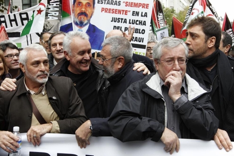 Bardem (dcha.), en una marcha en 2010 a favor de la independencia del Shara, Manifestacin Sahara, con el cantante Vctor Manue (segundo izda) y lderes polticos y sindicales. | J. Hidalgo