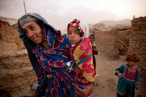 Una mujer afgana con su hija. | AP