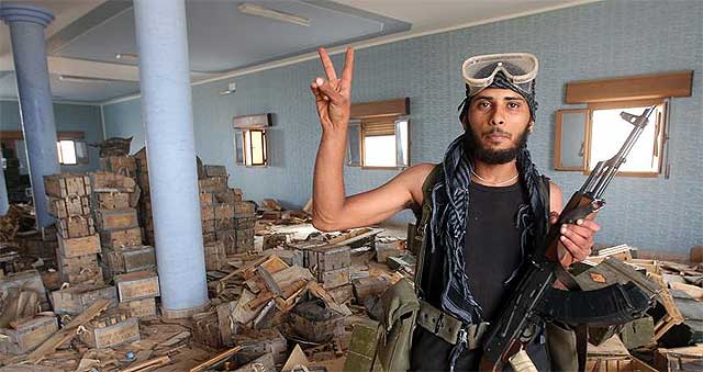 Un 'rebelde', en una casa en el barrio de Qasr Abu Hadi, en Sirte.| Afp