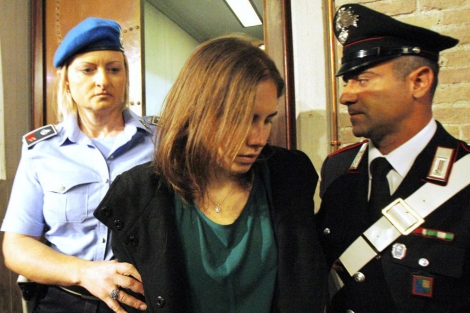 Amanda Knox escoltada ante la Corte de Perugia. |A.C.